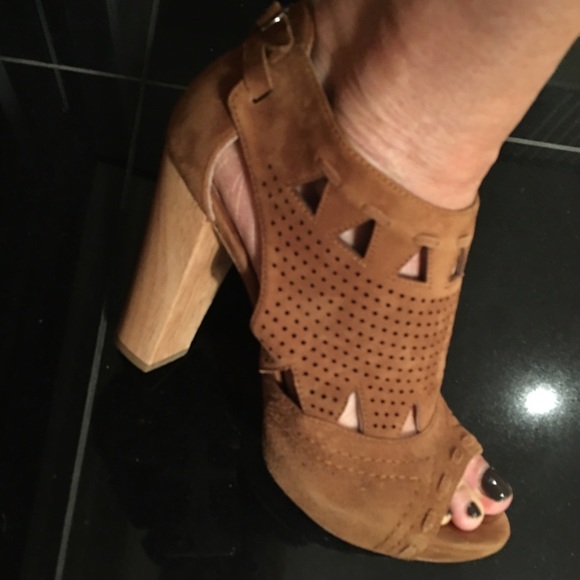 - Carmel Suede open toe shoe.  Size 8.5 - Picture 2 of 8